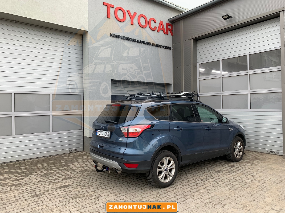 Zdjęcie Forda Kugi z zamontowanym hakiem holowniczym Witter, zdjęcie zrobione z tyłu z prawej strony